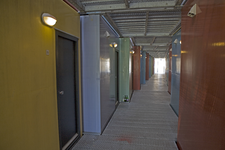 806461 Gezicht in één van de gangen van de studentenwoningen ( spaceboxen ) aan de Bolognalaan te Utrecht.